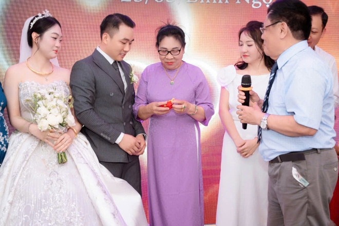 Chú rể Ninh Bình bật khóc khi nhận được 4 chỉ vàng của người bố đã mất 26 năm