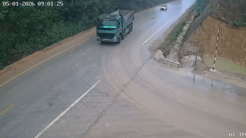 CSGT Hà Nội cho tài xế xem clip tai nạn, nhiều người 'giật mình'