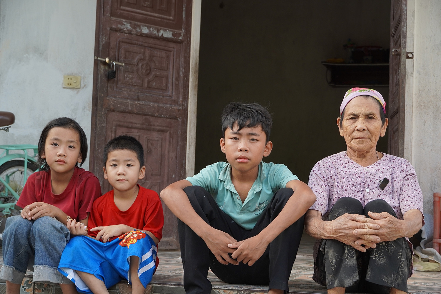 Cụ bà U80 ở Nghệ An gồng gánh nuôi 3 cháu nhỏ giữa khó khăn chồng chất
