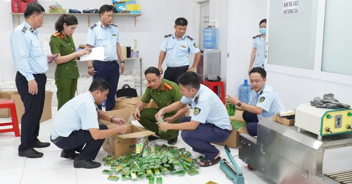 Dầu gió giả khám xét.jpeg