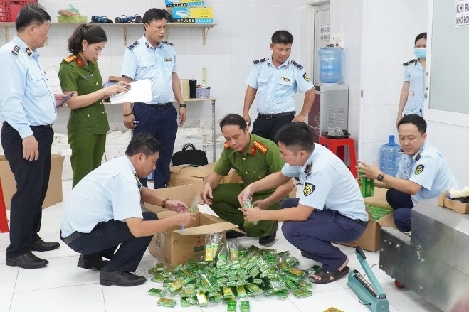 Đường dây sản xuất hơn 27.000 chai dầu gió giả do Châu Kế Cường cầm đầu