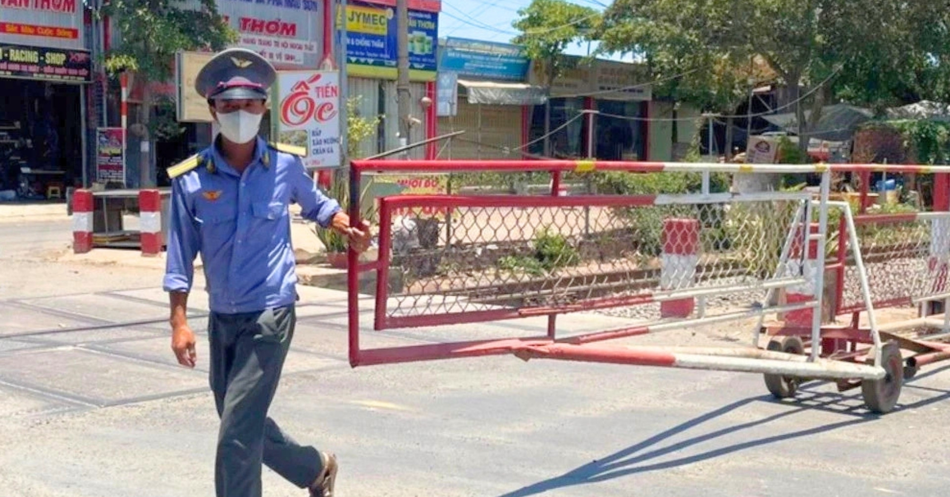 Nhân viên gác chắn kể phút chạy đua cứu đoàn tàu vận tốc 80km/h khỏi trật bánh