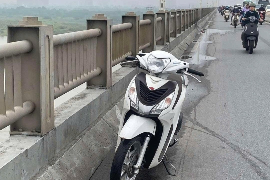 Hà Nội: Nam thanh niên bỏ xe máy trên cầu Vĩnh Tuy rồi bất ngờ nhảy xuống sông