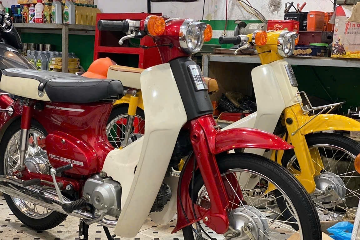Honda Cub cũ nát được “cải lão hoàn đồng” thành xe đẹp như mới
