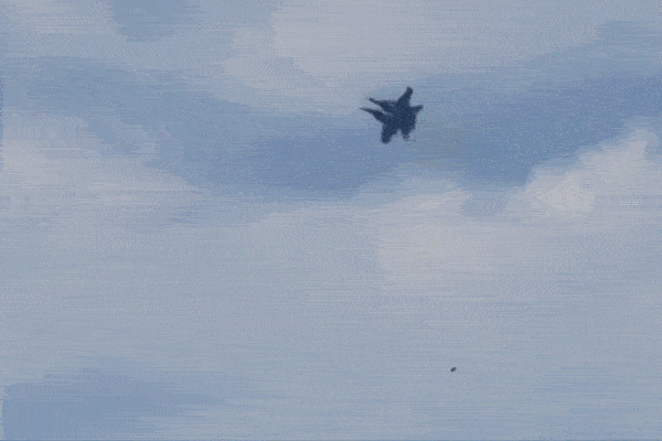 Khoảnh khắc 2 tiêm kích EA-18 của Mỹ rơi xuống đất sau khi va chạm trên không