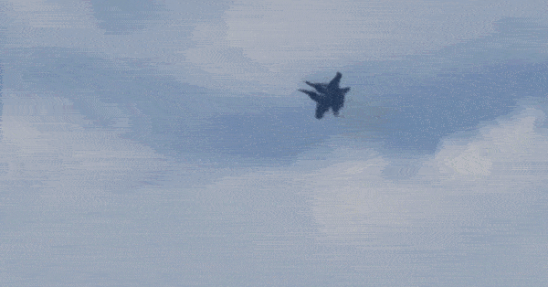 Khoảnh khắc 2 tiêm kích EA-18 của Mỹ rơi xuống đất sau khi va chạm trên không