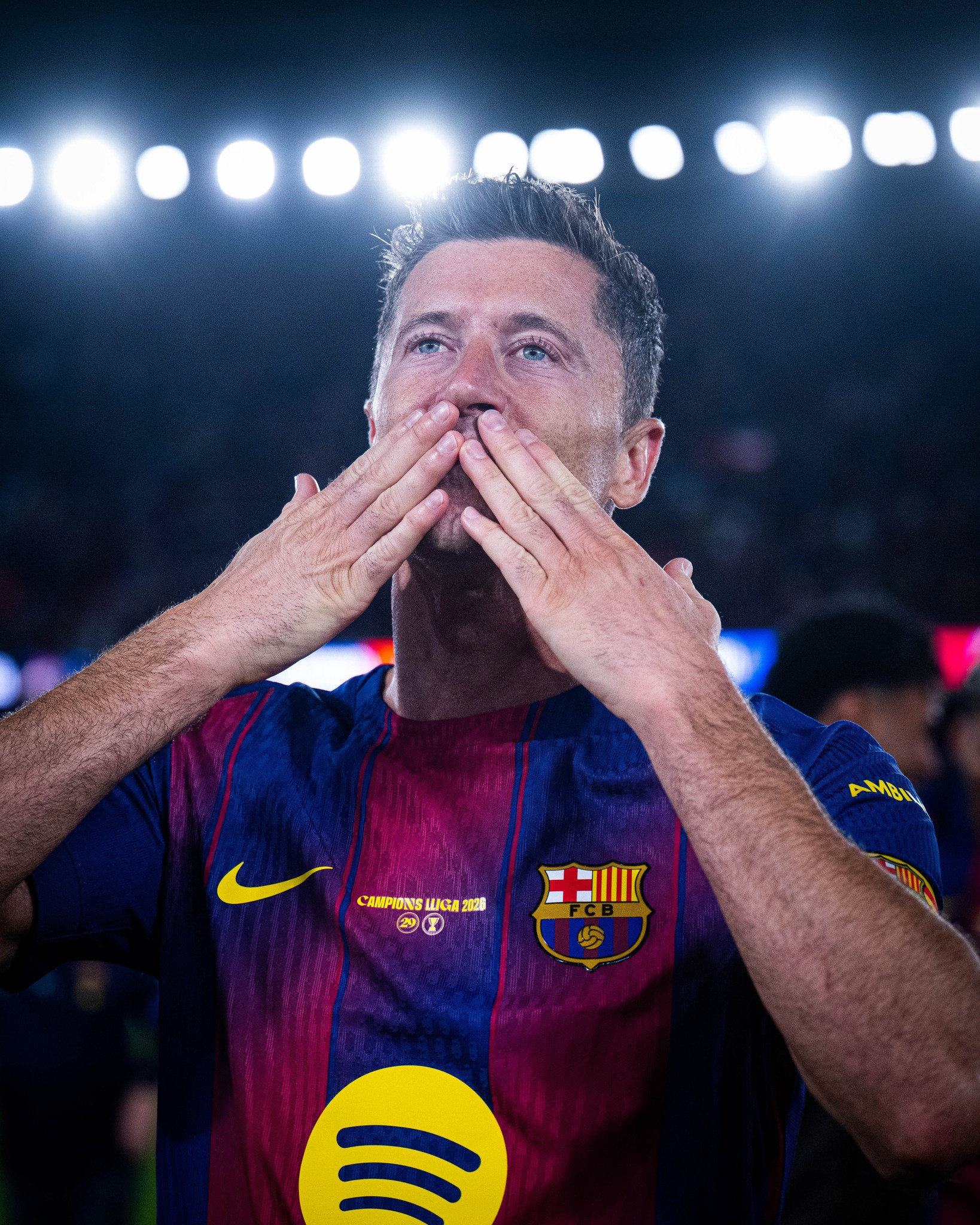 https://static-images.vnncdn.net/vps_images_publish/000001/000003/2026/5/18/lewandowski-39.jpg