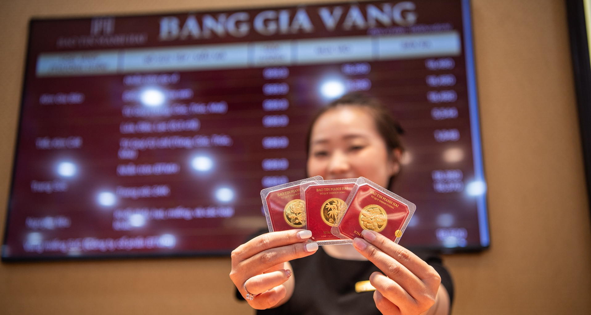 Giá vàng xuyên thủng mốc 160 triệu đồng/lượng, nỗi lo trước "ranh giới sống còn"