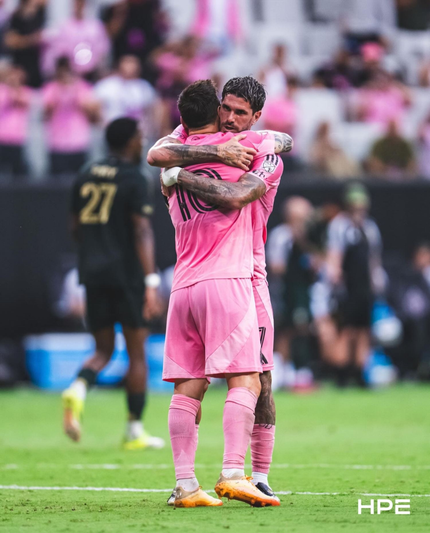 https://static-images.vnncdn.net/vps_images_publish/000001/000003/2026/5/18/messi-ruc-sang-inter-miami-da-biet-thang-tren-san-nha-128.jpg