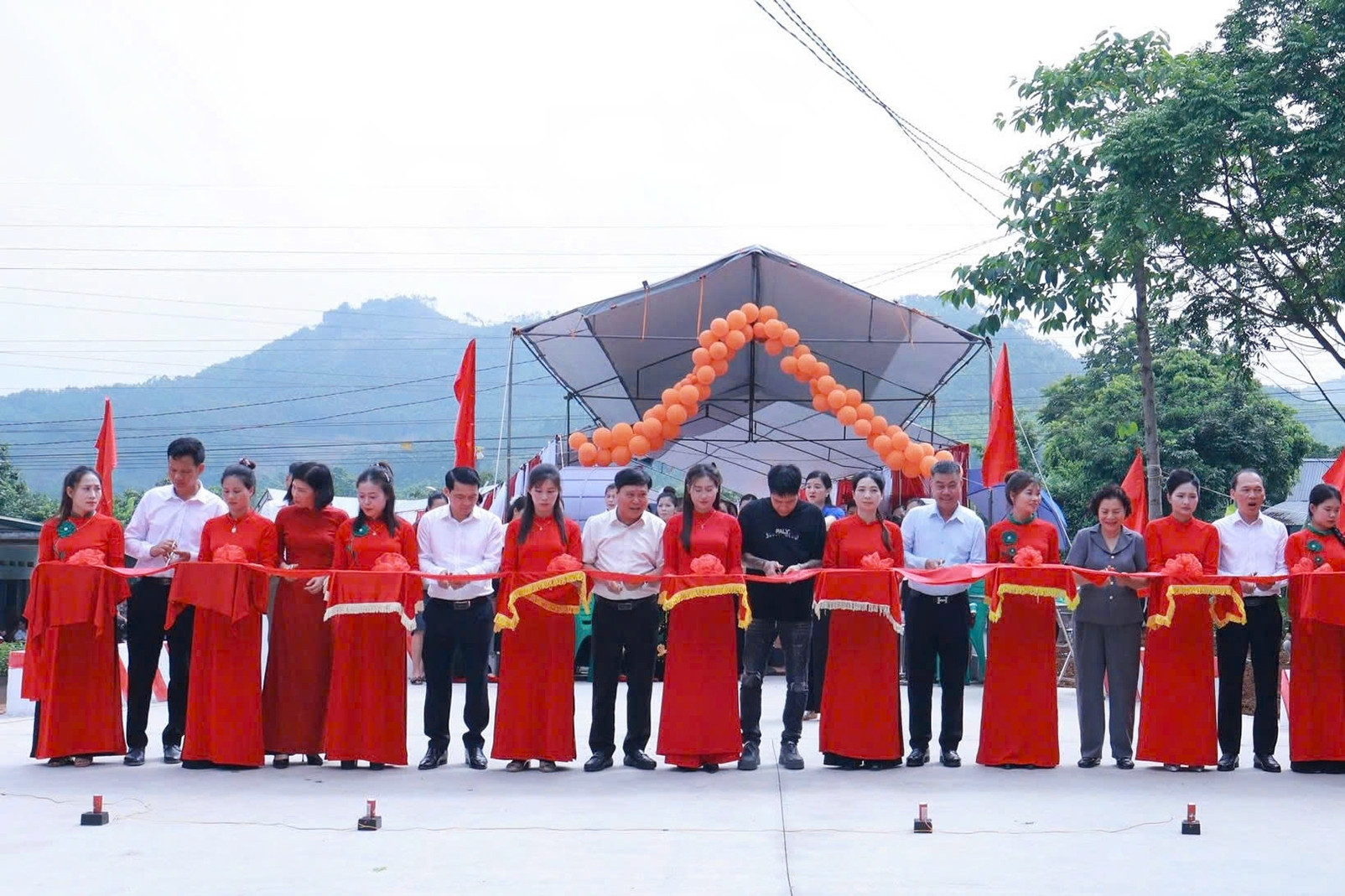 Người dân Bình Ca ở Tuyên Quang đón cây cầu mơ ước