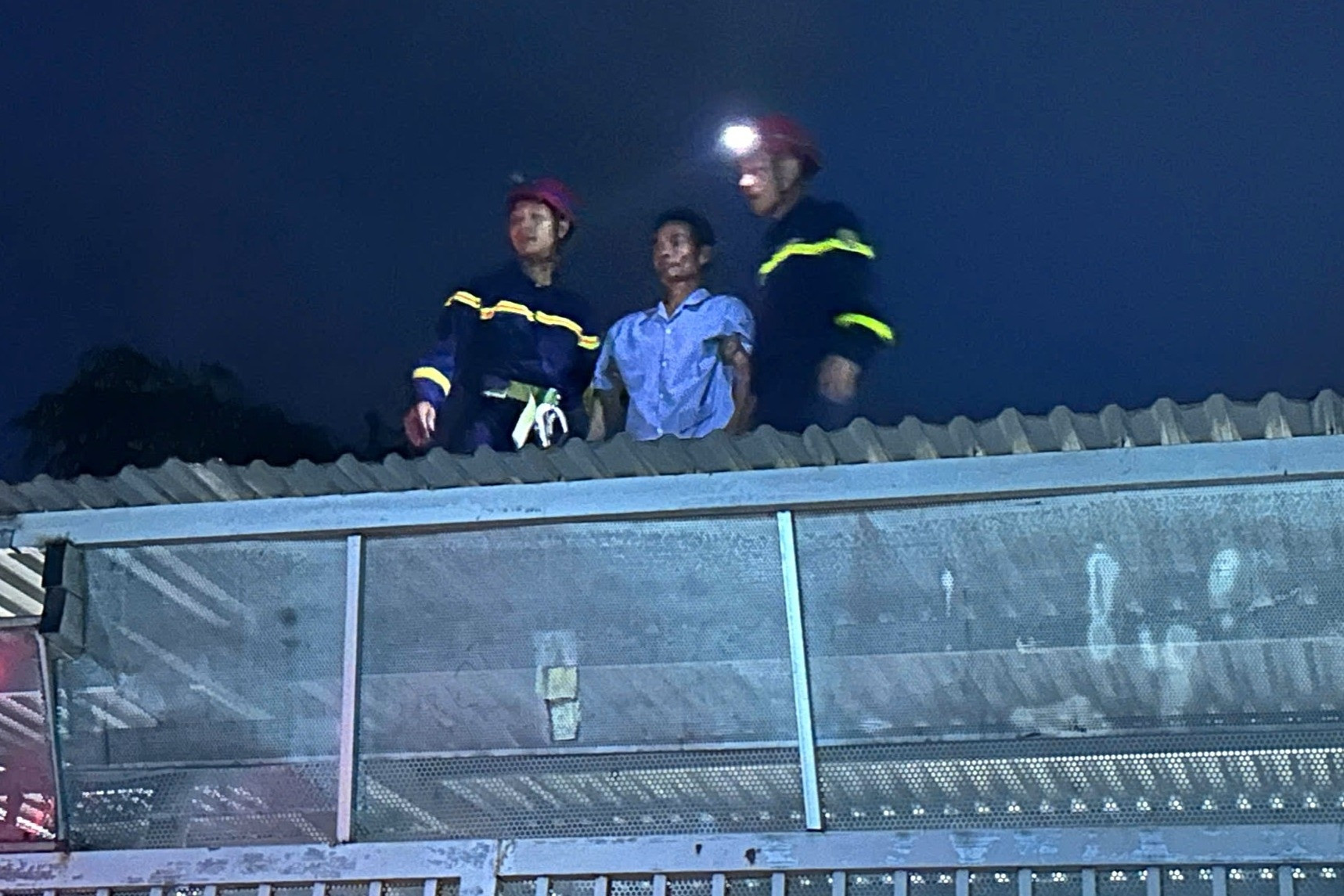 Người đàn ông lên nóc bệnh viện cố thủ, công an trèo lên cao 4m giải cứu