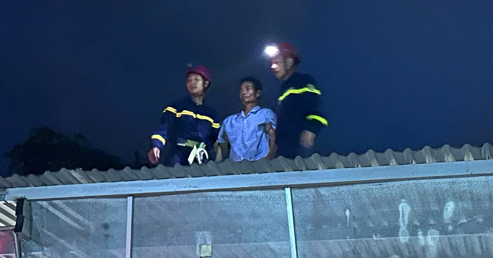 Người đàn ông lên nóc bệnh viện cố thủ, công an trèo lên cao 4m giải cứu