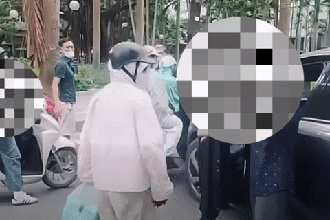 Người phụ nữ chửi bới, đá tài xế ô tô sau va chạm ở Hà Nội