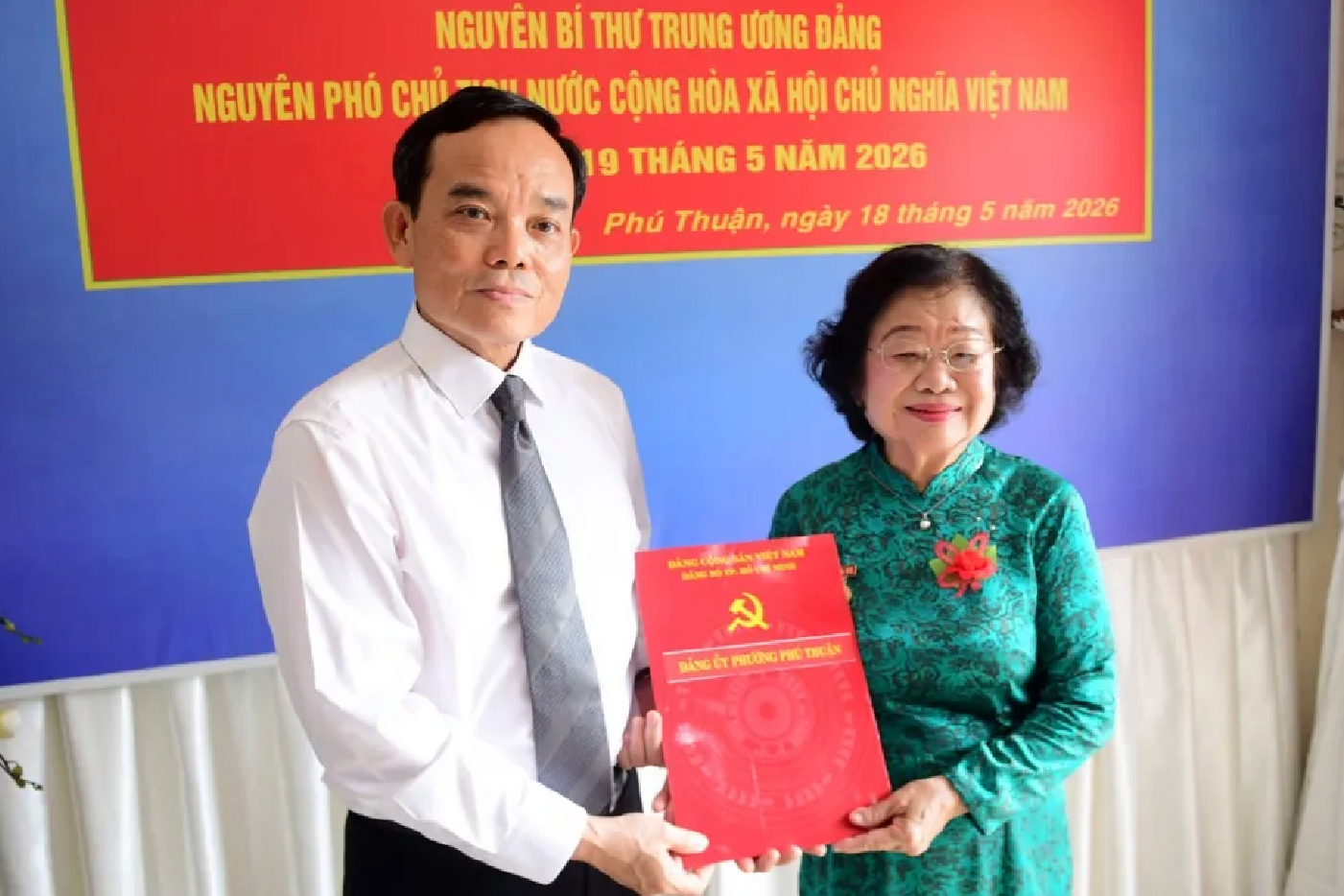 Nguyên Phó Chủ tịch nước Trương Mỹ Hoa nhận Huy hiệu 65 năm tuổi Đảng