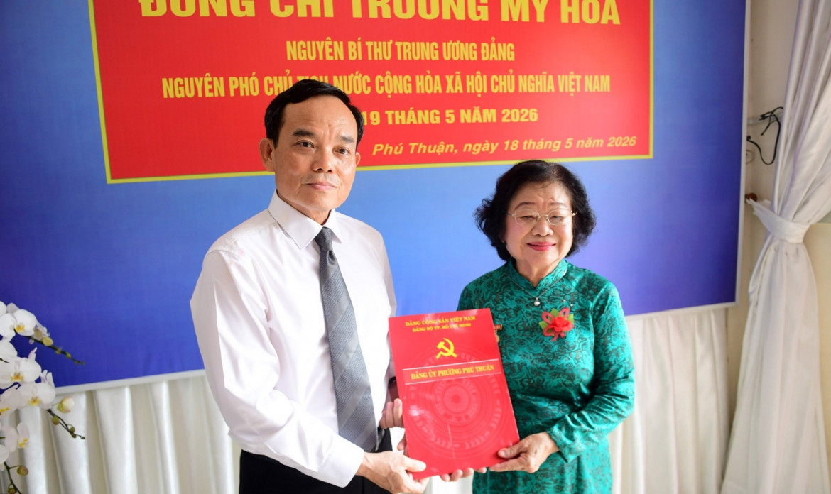 nguyen pho chu tich nuoc truong my hoa nhan huy hieu 65 nam tuoi Dang hinh anh 1
