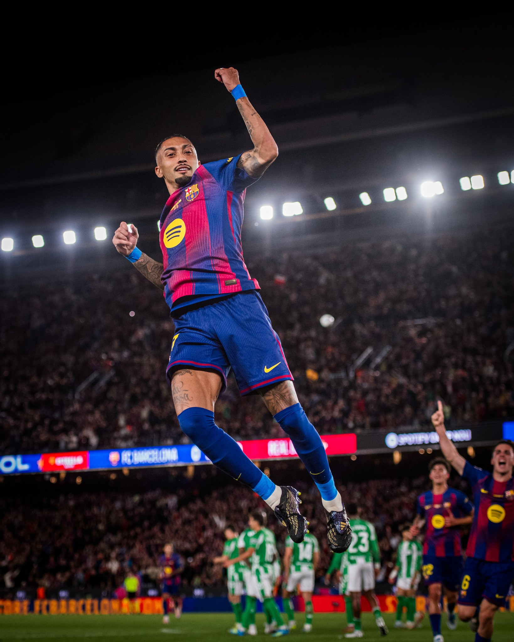 https://static-images.vnncdn.net/vps_images_publish/000001/000003/2026/5/18/raphinha-barca-38.jpg