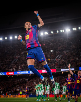 https://static-images.vnncdn.net/vps_images_publish/000001/000003/2026/5/18/raphinha-barca-38.jpg