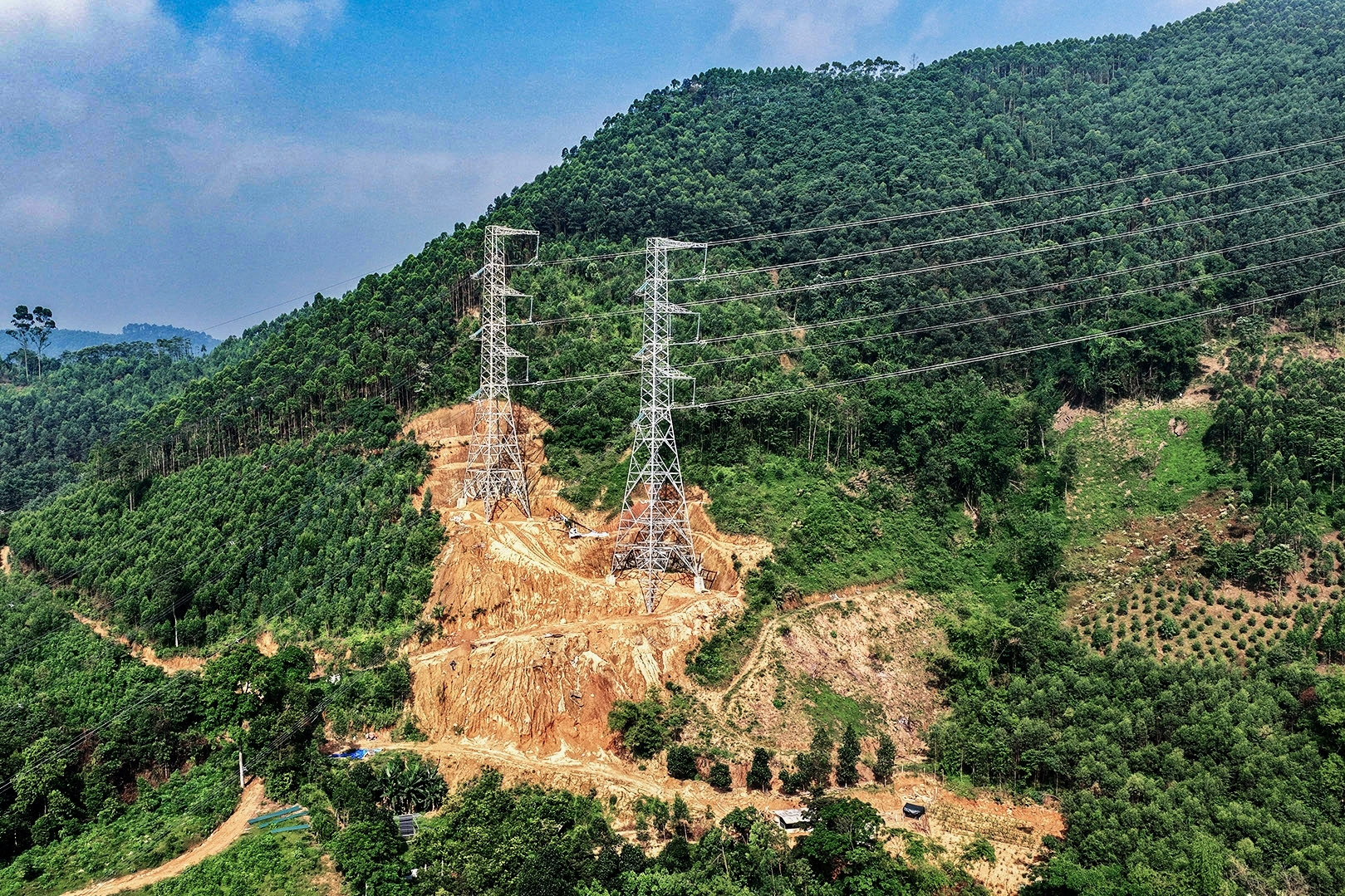 Sạt lở nham nhở, mái kè bỏ dở tại cột điện thuộc dự án 500kV Lào Cai - Vĩnh Yên