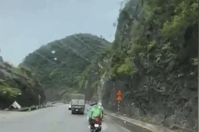 Thót tim cảnh đá từ trên núi rơi trúng xe máy trên đèo Thung Khe