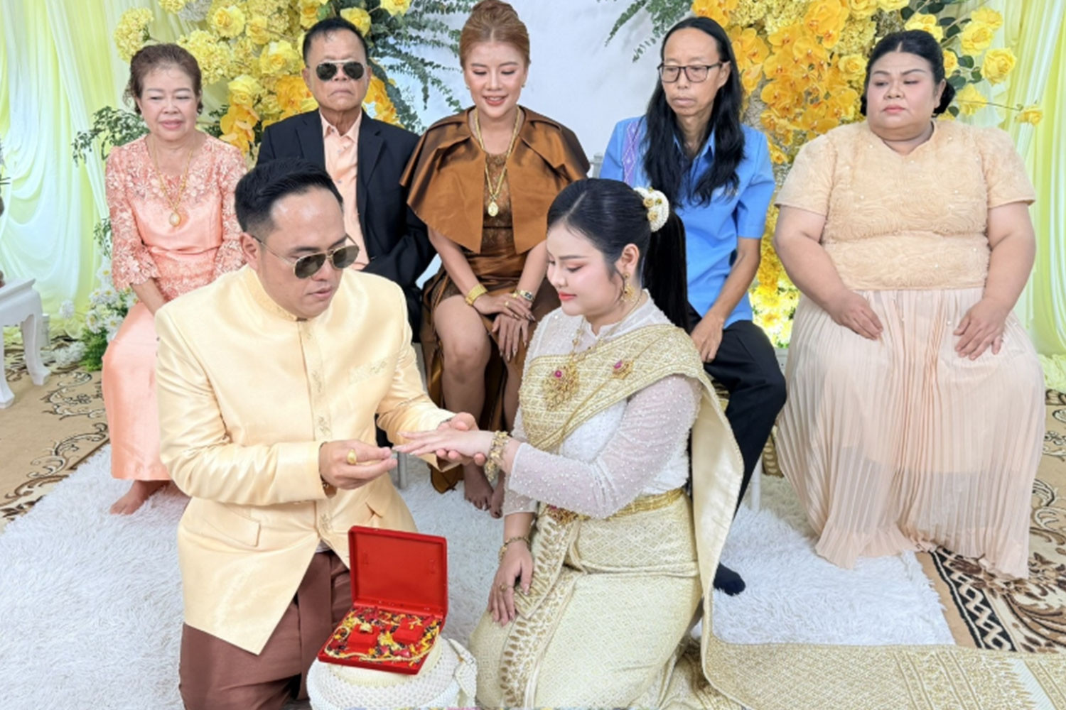 Vợ mang sính lễ hơn 500 triệu đồng cưới người mới cho chồng gây tranh cãi