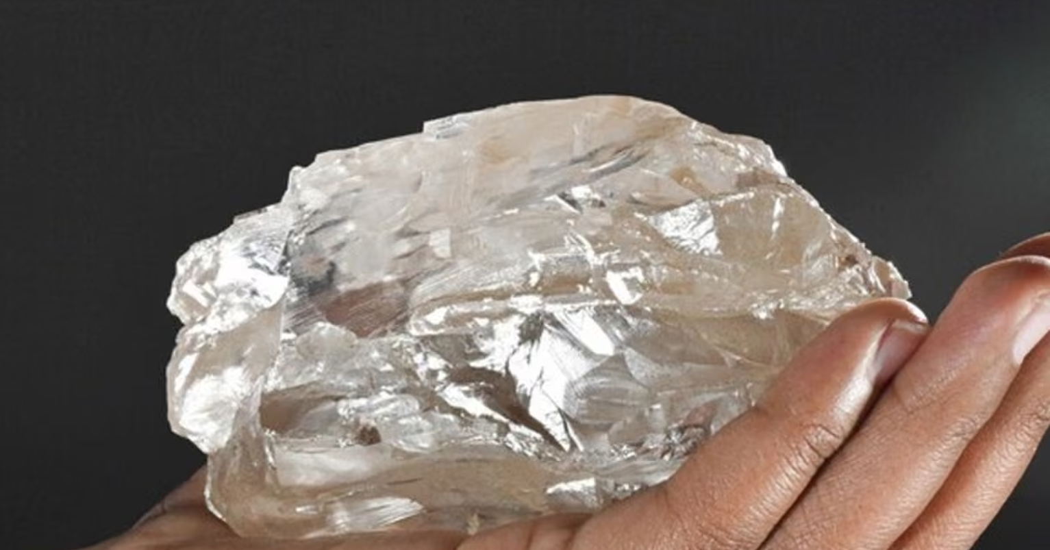 Vụ bán 3 viên kim cương giả phơi bày khủng hoảng ở quốc gia sống nhờ đá quý