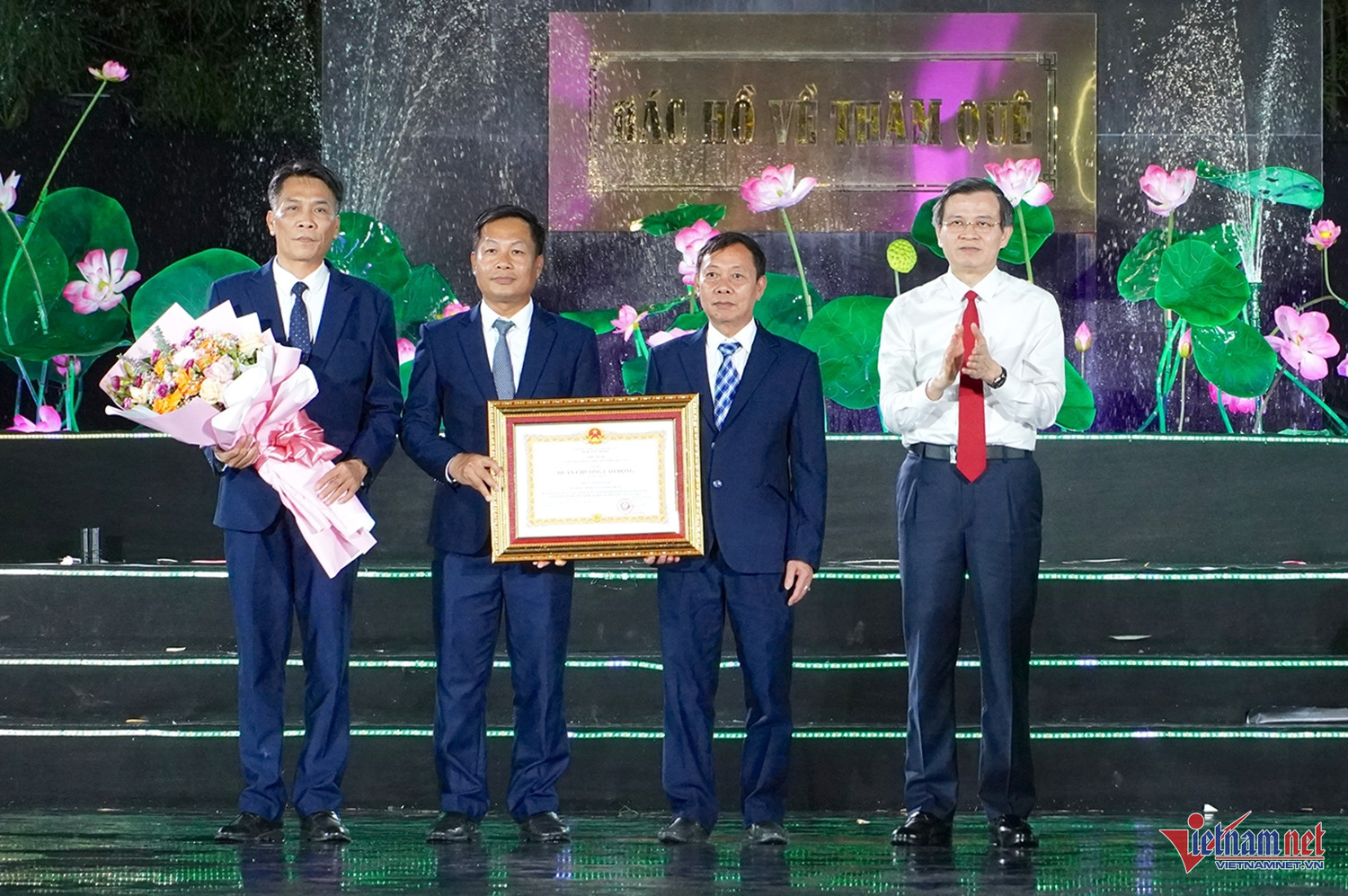 W-Kim Liên đón huân chương.JPG.jpg