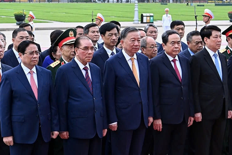 Lãnh đạo Đảng, Nhà nước vào Lăng viếng Chủ tịch Hồ Chí Minh nhân ngày 19/5