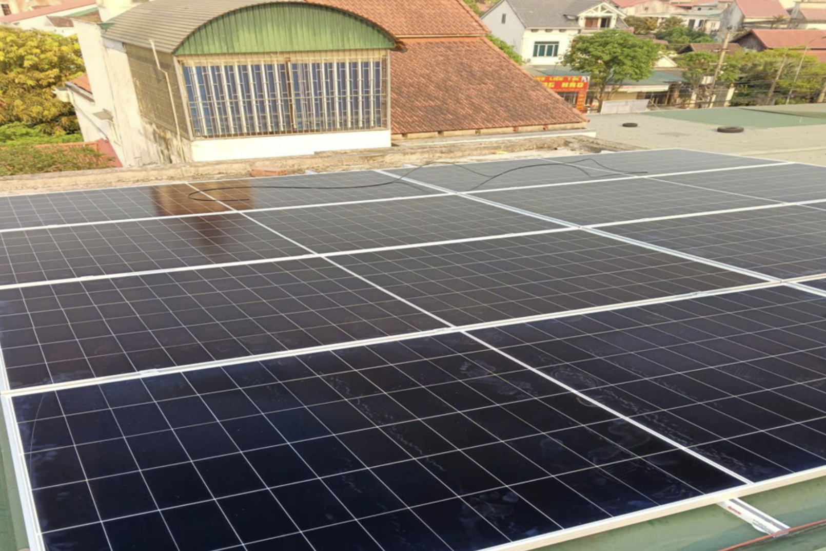 Áp lực tiền điện tăng cao, người dân chạy đua lắp điện mặt trời mái nhà