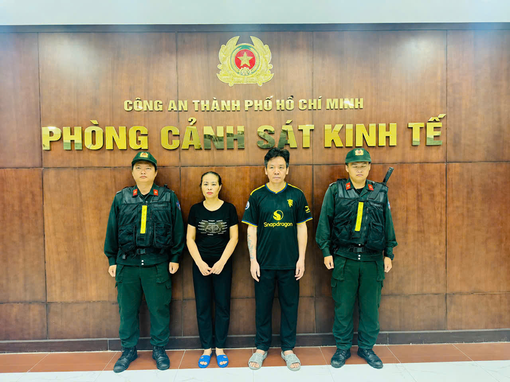 buon lau vang hinh thay.png