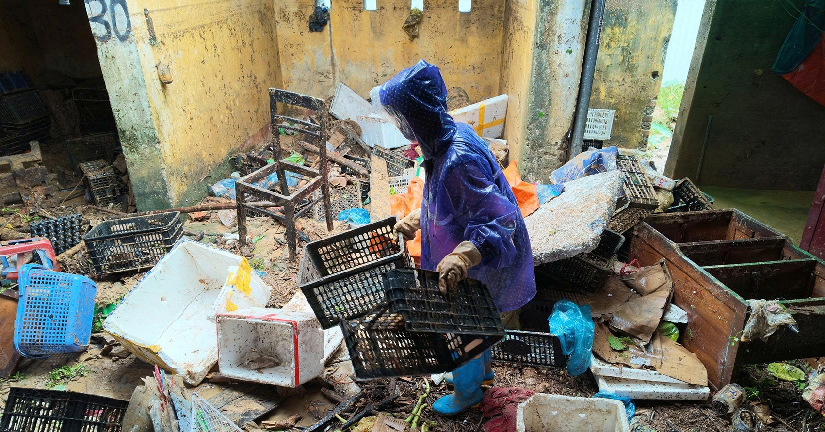 Cảnh tan hoang ở khu chợ sát quốc lộ sau khi nước ập vào, ngập đến cổ