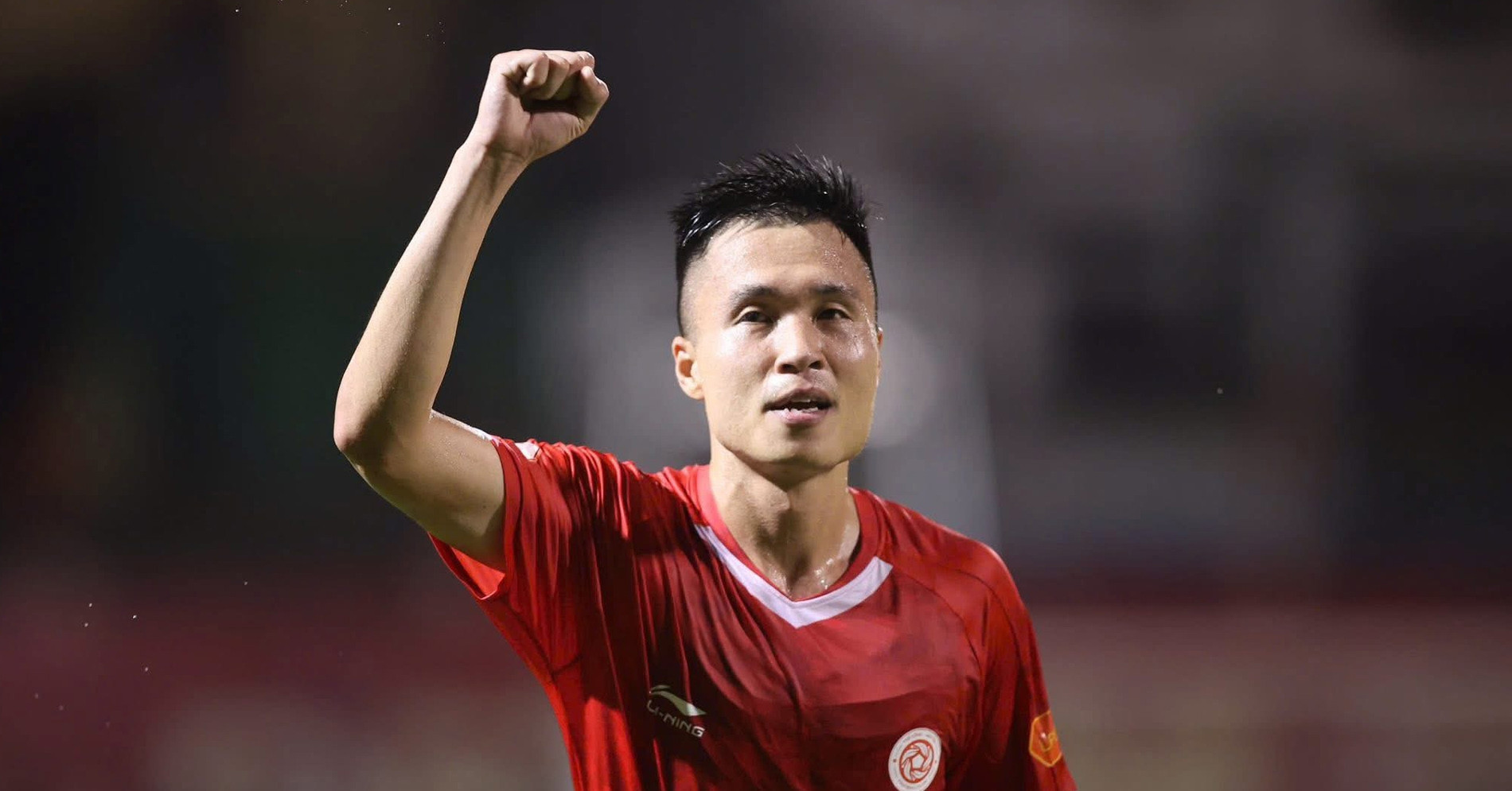Cầu thủ V-League nhận án phạt nặng vì giơ ngón tay thối