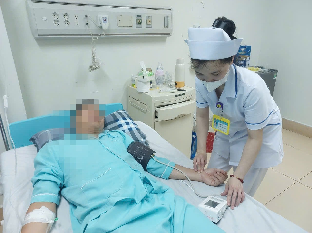 Chủ quan đau bụng nhẹ, người đàn ông suýt mất mạng vì khối u bằng quả dưa lưới..jpg