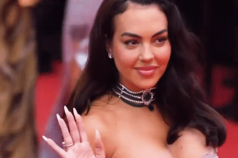 Hôn thê siêu sexy của Cristiano Ronaldo gây sốc khi đeo kim cương khủng ở Cannes