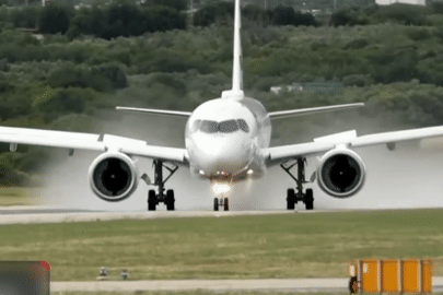 Khoảnh khắc máy bay Airbus A220 'cày nát' bãi cỏ sau khi trượt khỏi đường băng