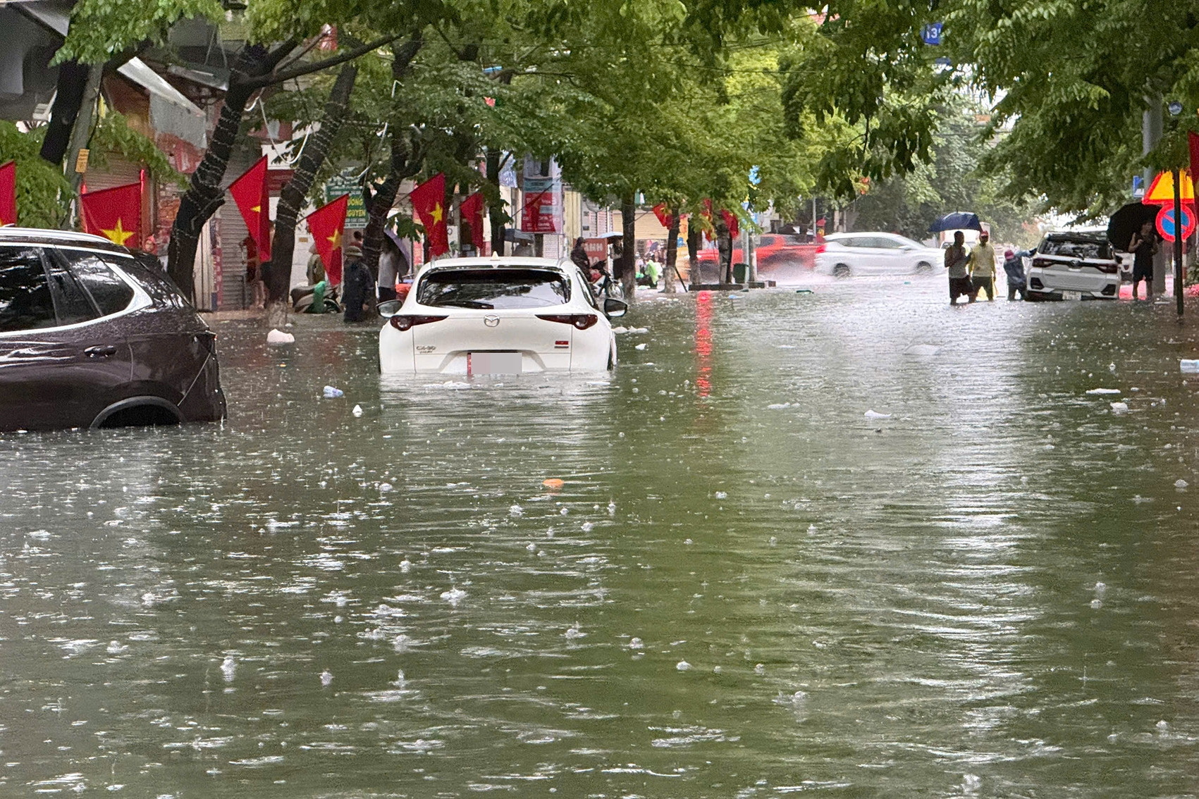 Mưa xối xả khiến phố biến thành 'sông', ô tô chết máy la liệt trên đường