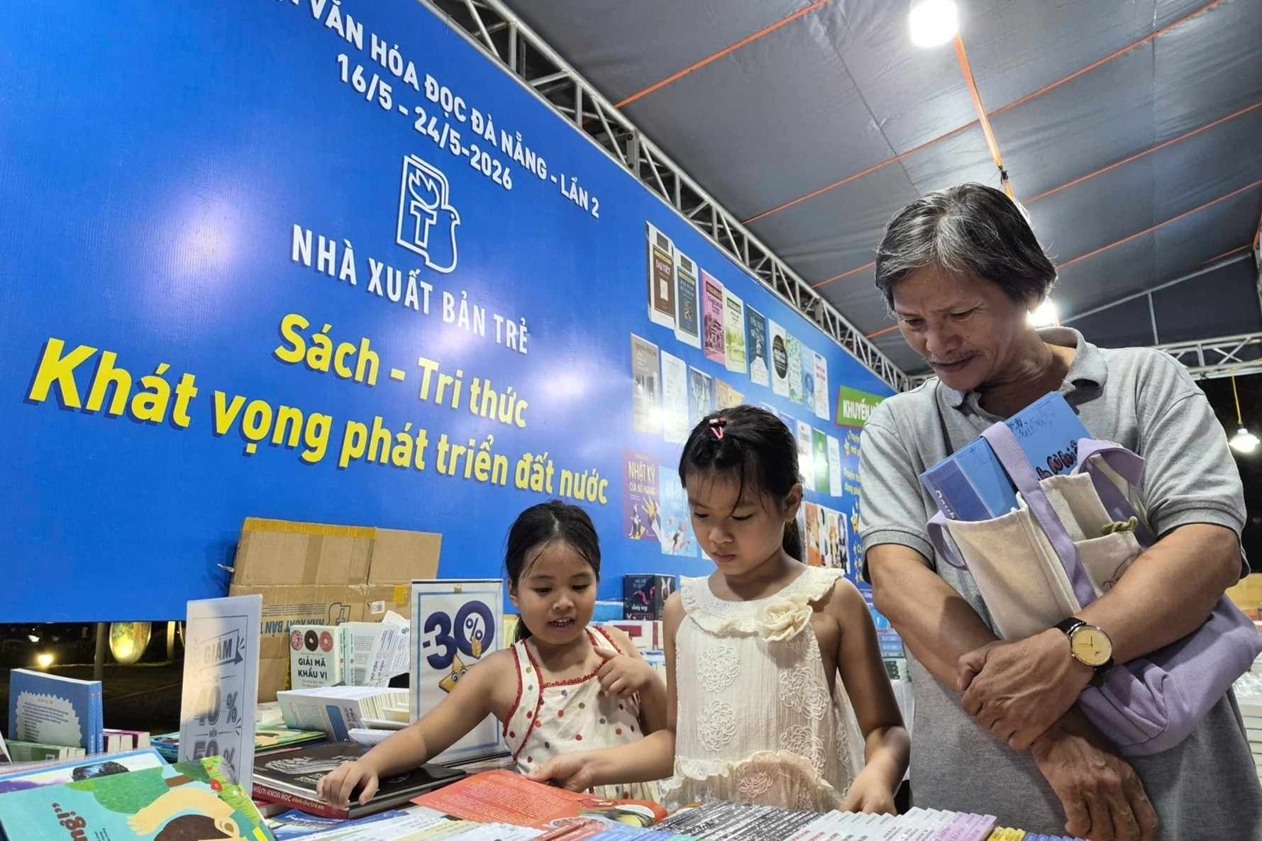 Ngày hội văn hóa đọc Đà Nẵng hút phụ huynh đưa con đến với sách