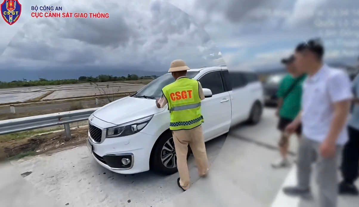 Tài xế không có bằng lái bị tạm giữ ô tô trên cao tốc, chủ xe liên đới gánh phạt.jpg