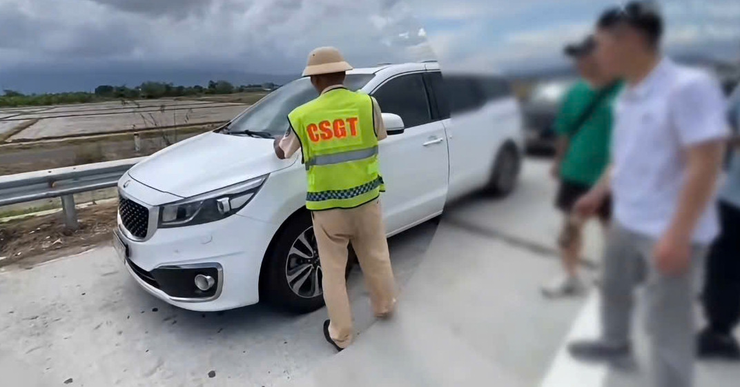 Tài xế không có bằng lái bị tạm giữ ô tô trên cao tốc, chủ xe liên đới phạt nặng 관련 이미지