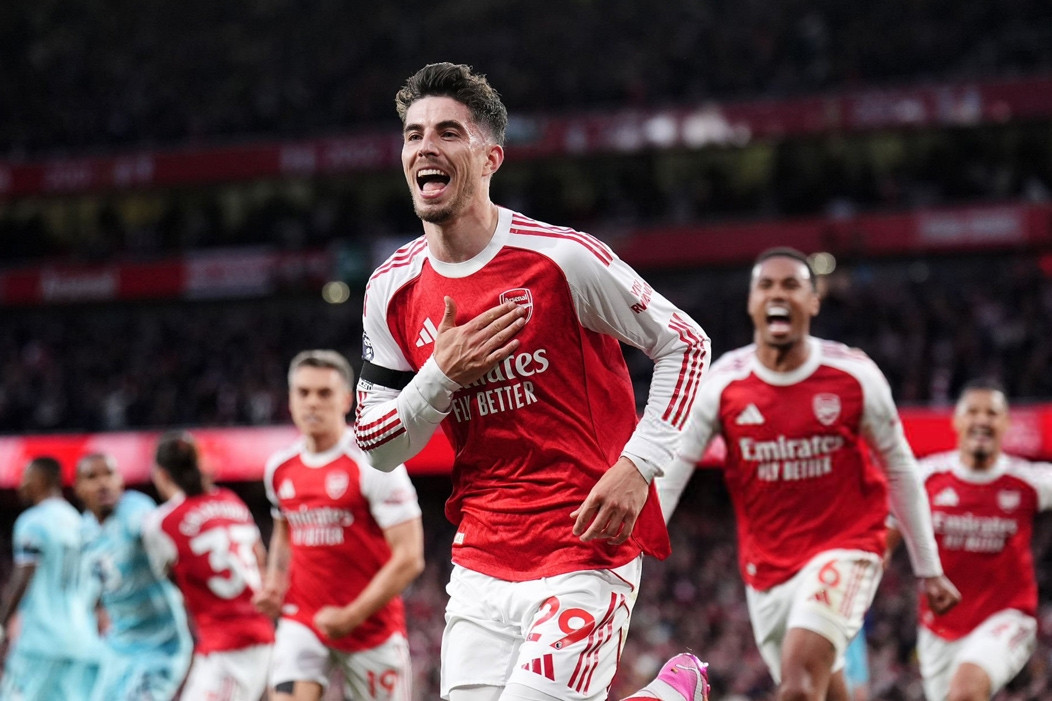 Thắng Burnley, Arsenal tiến sát ngôi vương Ngoại hạng Anh