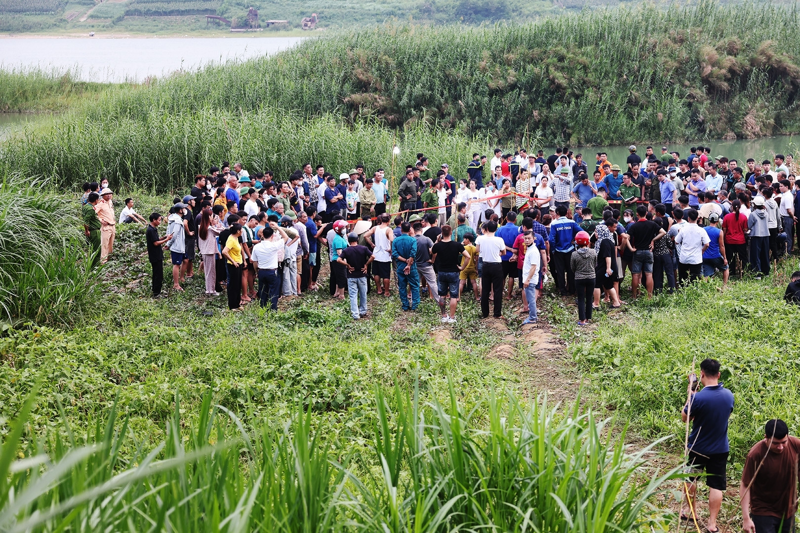 Thầy hiệu trưởng nghẹn ngào không nói lên lời vụ 5 nam sinh tử vong ở Phú Thọ