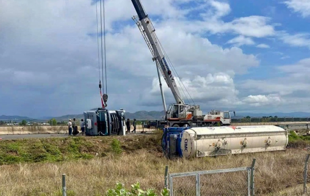 Xe bồn lật nghiêng bên lề cao tốc, CSGT tạm đóng một phần tuyến để cứu hộ.jpg