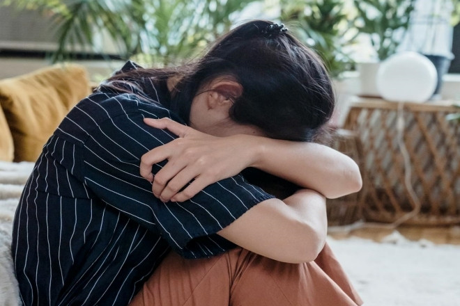 Xem điện thoại cũ, con dâu vô tình phát hiện sự thật đau lòng về mẹ chồng