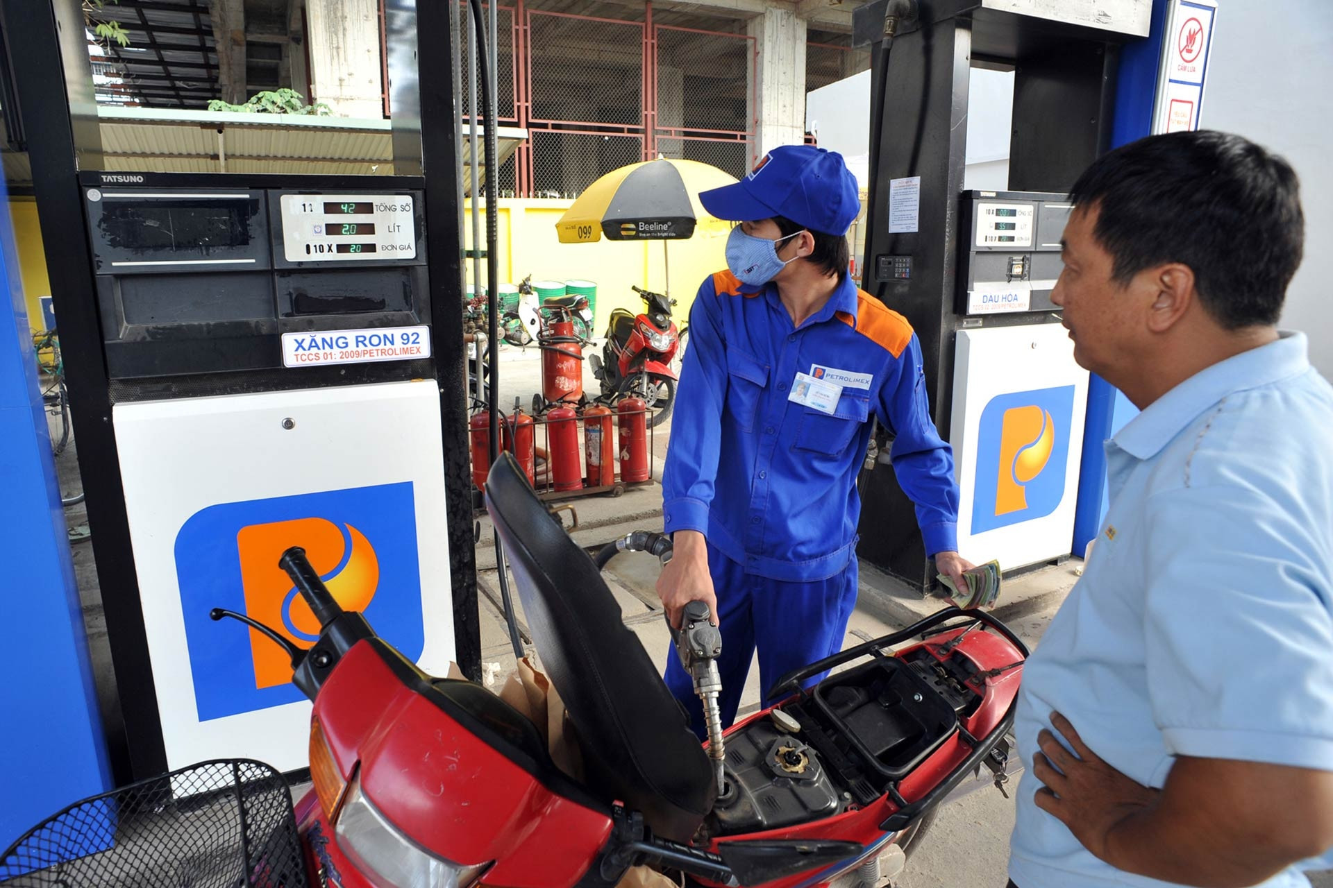 Giá xăng dầu hôm nay 2/5: Dầu thế giới giảm mạnh, trong nước ở mức thấp