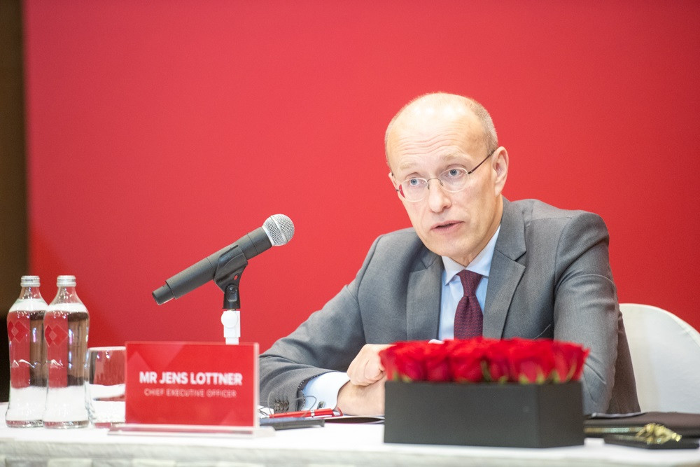 Ảnh 10 TGĐ Jens Lottner trả lời cổ đông.jpg