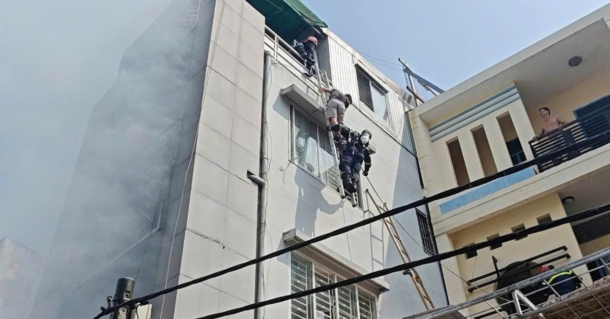 Cháy tiệm thuốc, 3 người mắc kẹt phải chạy lên tầng cao kêu cứu