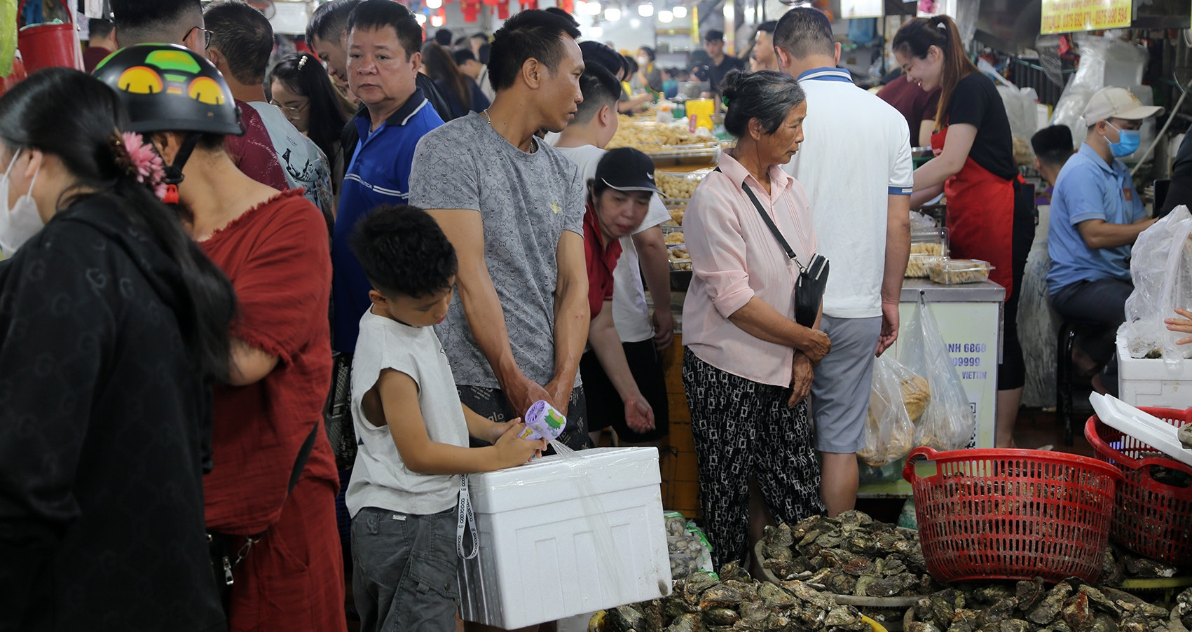 Chợ ở Hạ Long đông nghẹt từ sáng sớm, du khách chen kín mua hải sản về làm quà