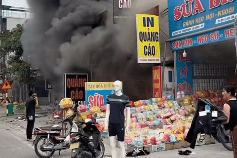 Clip cháy dữ dội, 5 gian hàng bị thiêu rụi ở Hải Phòng