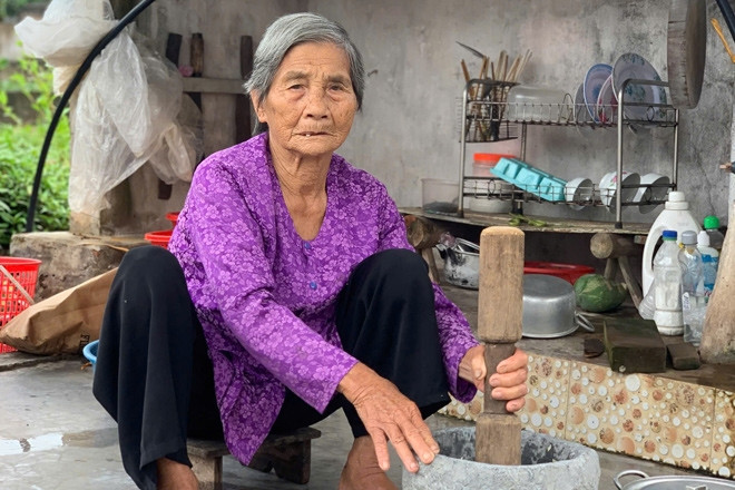 Cụ bà U100 ở Ninh Bình tự nấu cơm bếp củi, làm vườn, đạp xe đi chợ bán rau