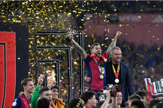 HLV Hansi Flick gia hạn hợp đồng Barca để lấy Cúp C1 bằng được