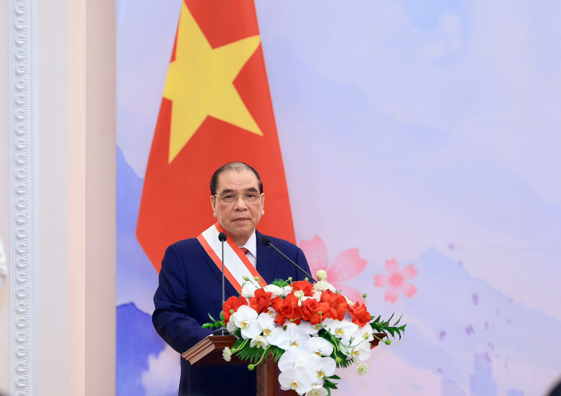huân chương mặt trời mọc 3.jpg